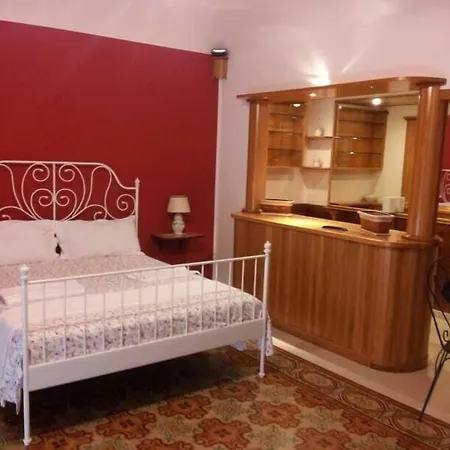 Maia House Bed & Breakfast 3*